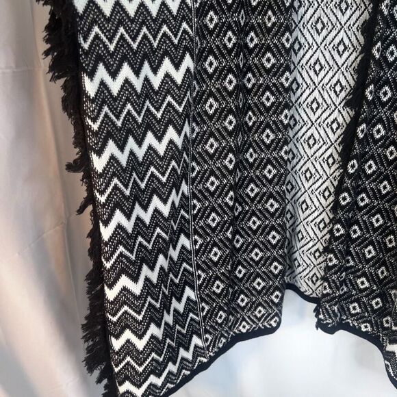 Kaisely Black White Southwestern Hooded Shawl Poncho Sweater Size Medium - Picture 5 of 11